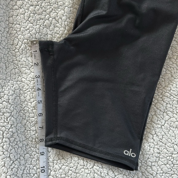 Alo Yoga Airlift High-Waisted Biker Shorts - Picture 5 of 6